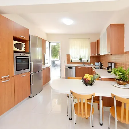 Seraina House Pastida