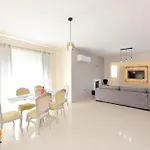 فيلة Seraina House *